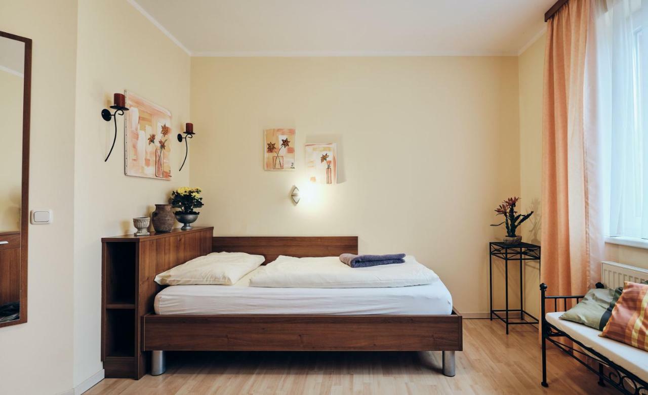 Deluxe Queen Room with Two Queen Beds and City View - High Floor/Hearing Accessible