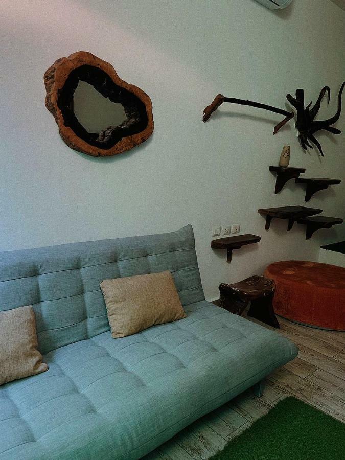 Suite con cama grande y balcón