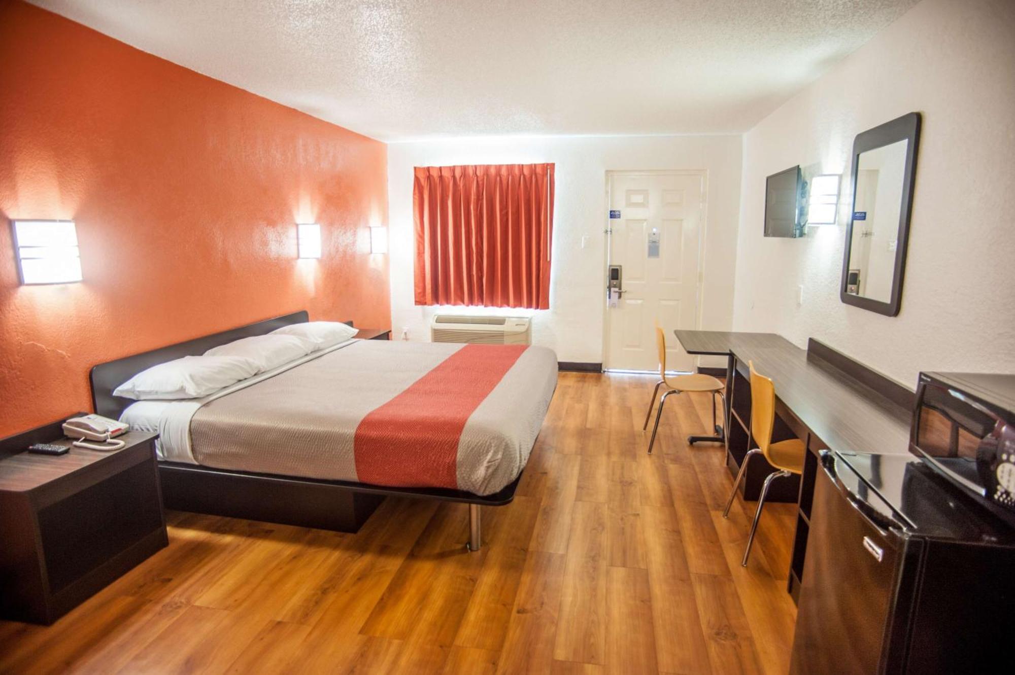 King Room with Roll-in Shower - Disability Access - Non-Smoking