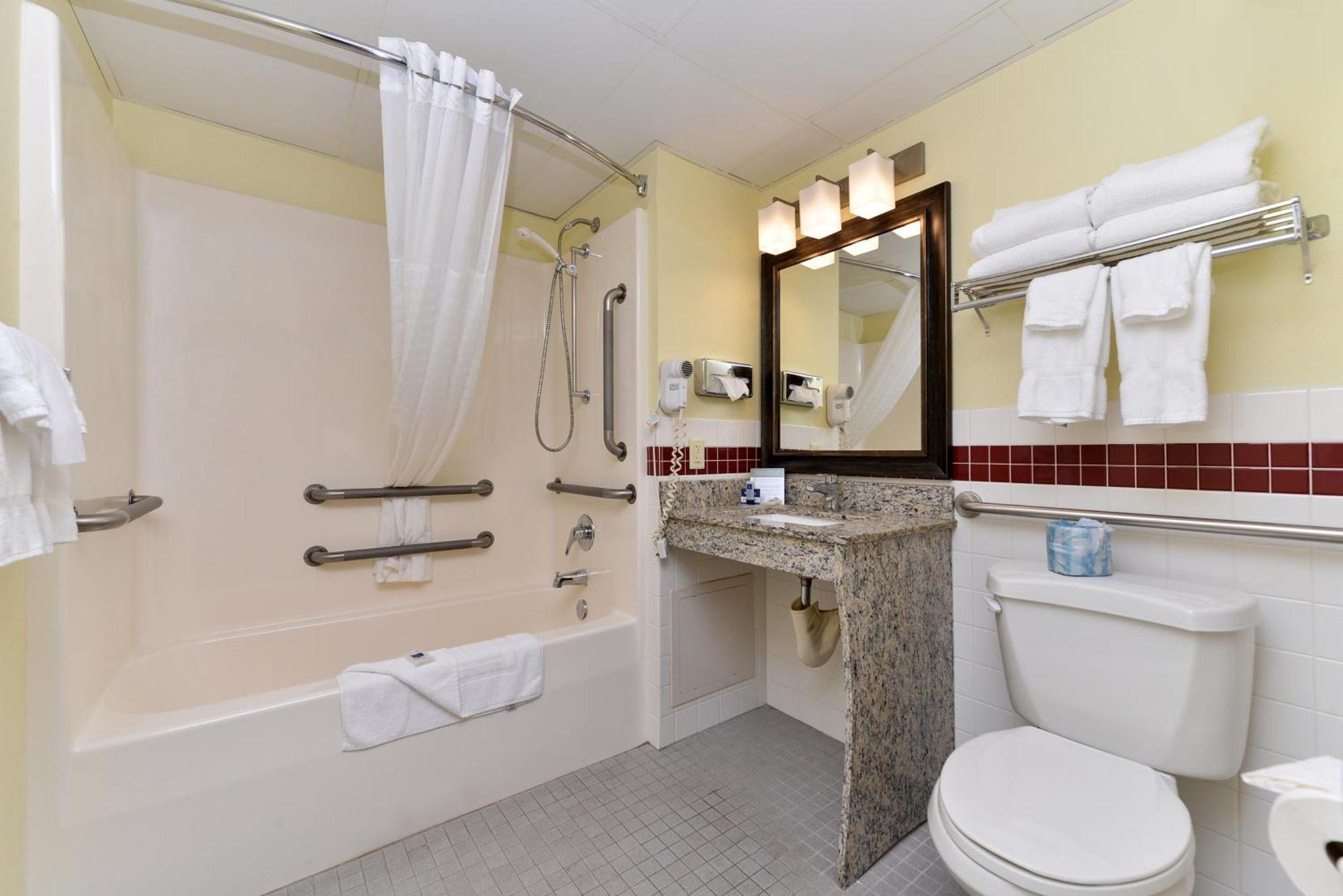 Deluxe Queen Room Two Queen Beds Roll shower Mobility Accessible or Non-Smoking