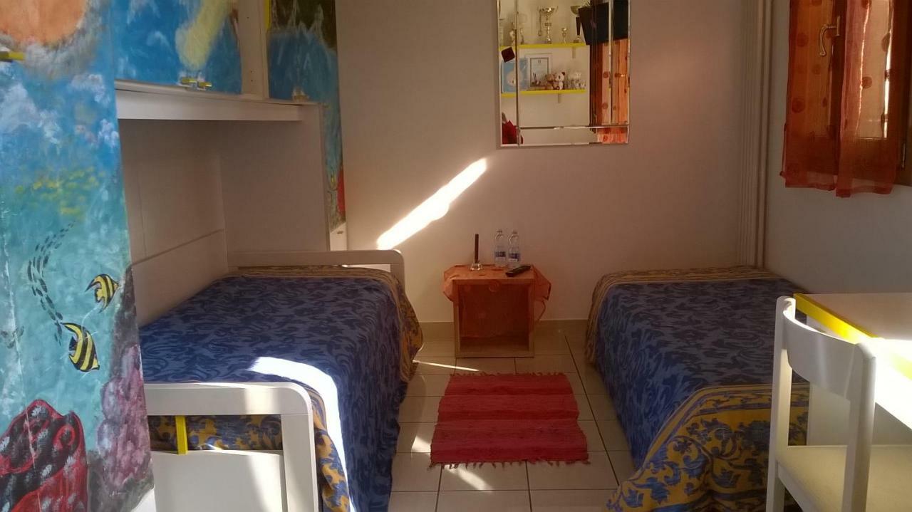 Camera Doppia con Letti Singoli e Bagno in Comune