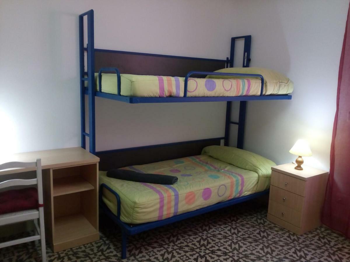Habitación Cuádruple Económica con baño compartido