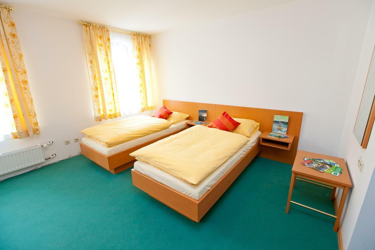 Zweibettzimmer mit Bad