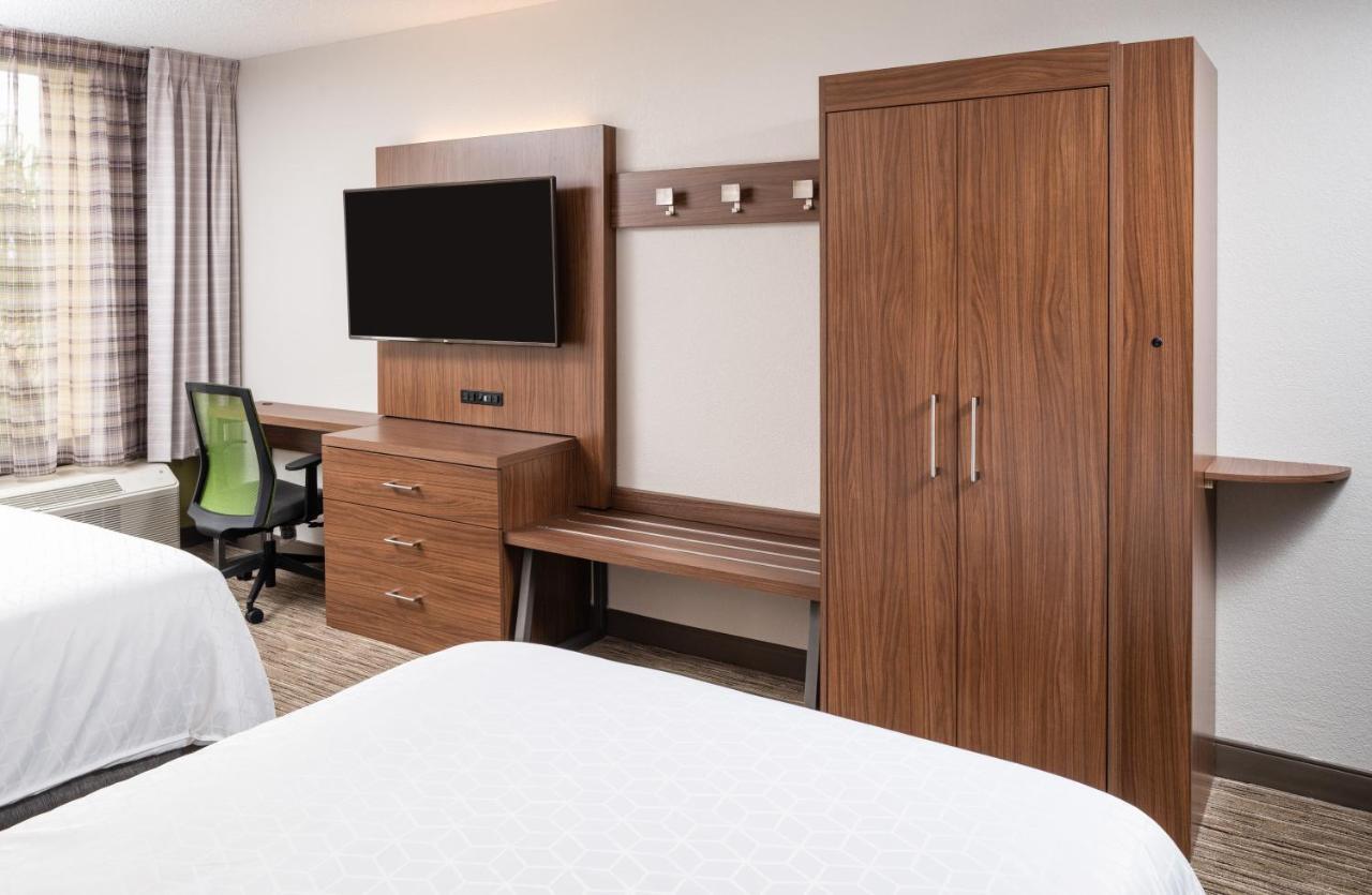Standard King Room with Mobility Accessible Roll-In Shower