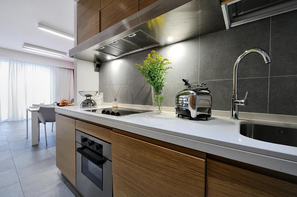 One-Bedroom Suite Lateral Sea View