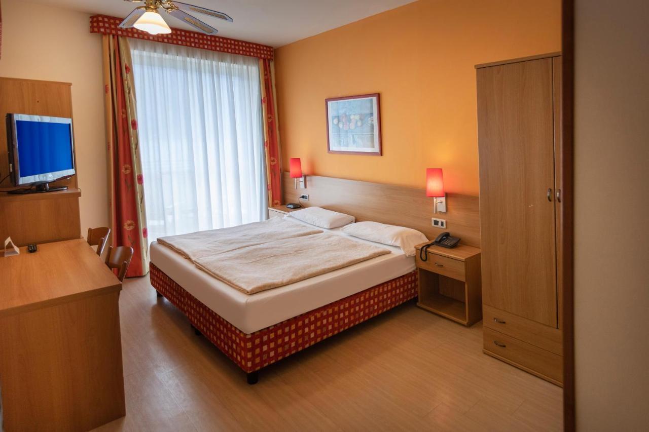 Double Room with Garden View in Villa Ideal