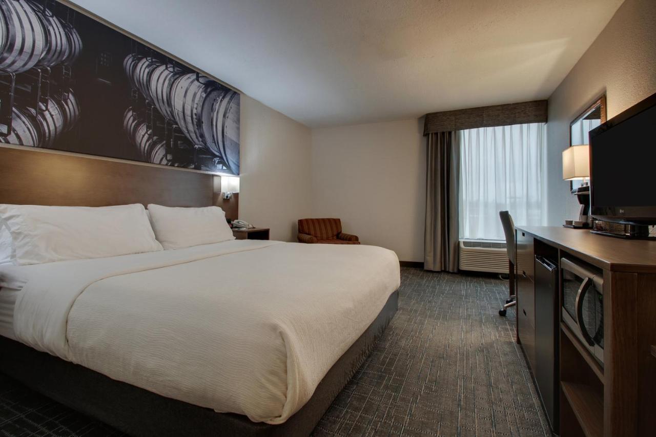 King Room with Roll-In Shower - Mobility Access/Non-Smoking