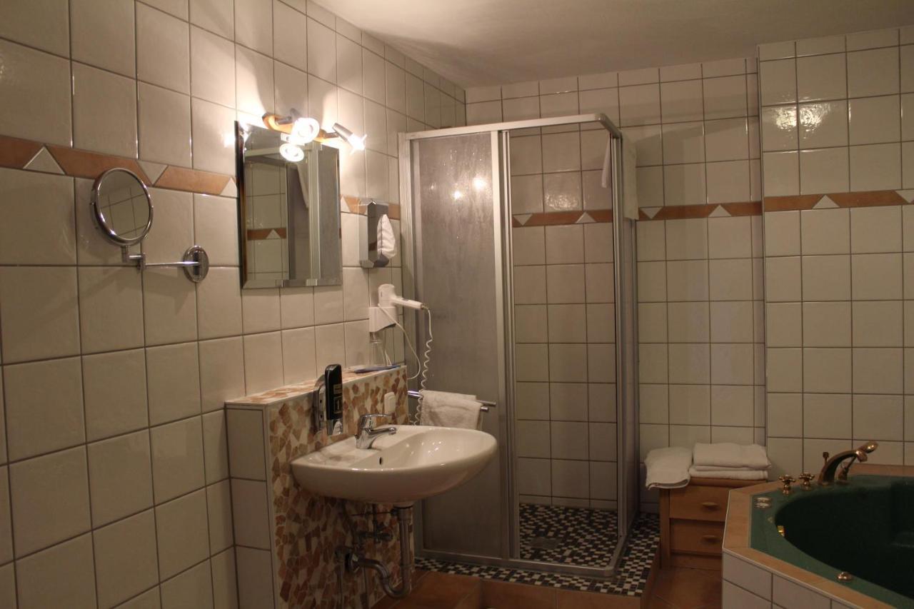 Deluxe Doppelzimmer (2 Erwachsene & 1 Kind)