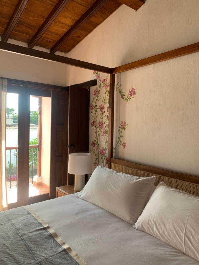 Habitación con cama extragrande y balcón