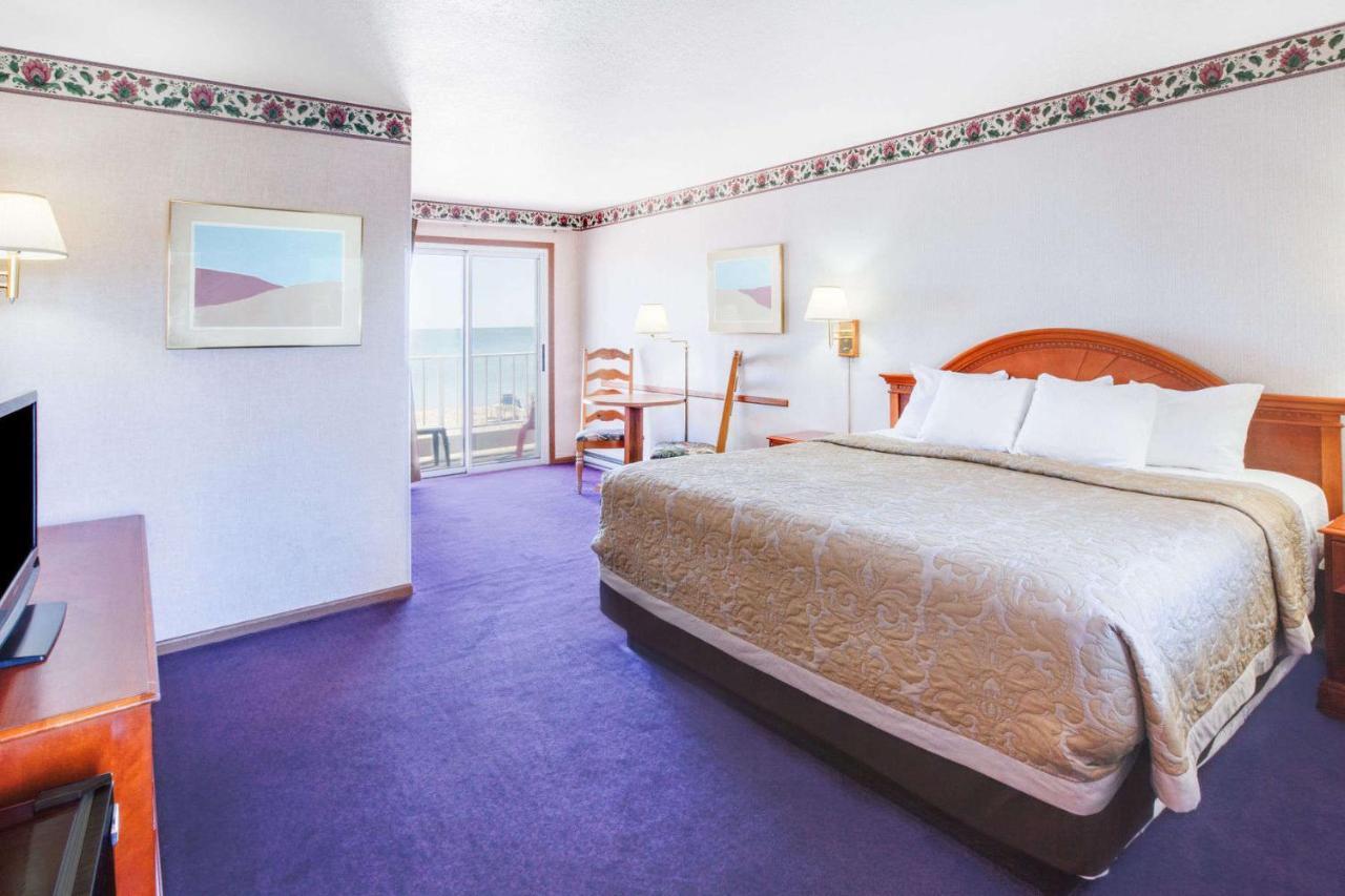 Lakefront Superior King Room Non-Smoking