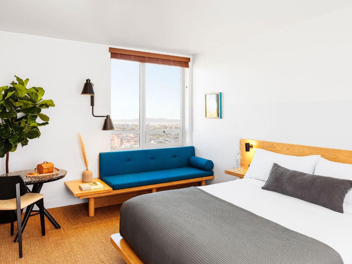 Chambre Lit King-Size Spacieuse - Vue sur Ville