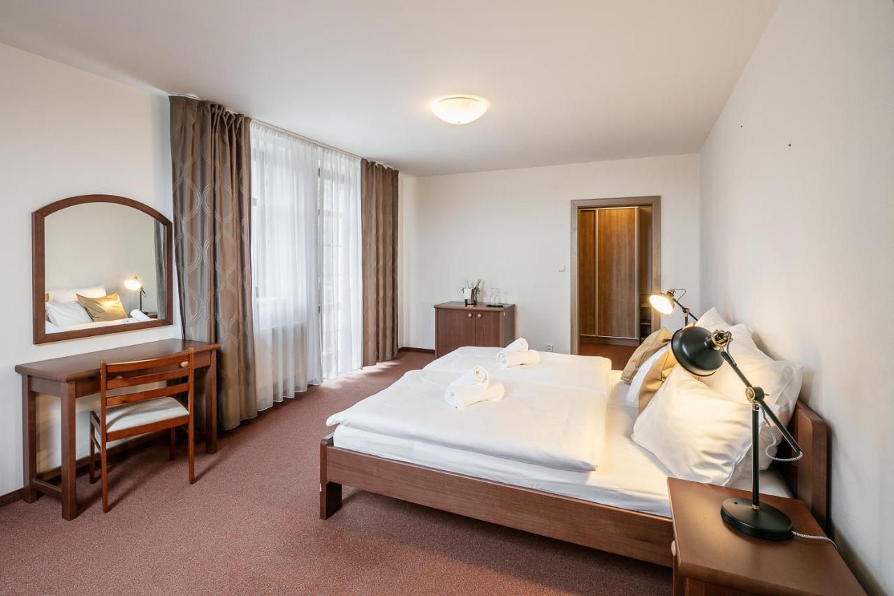 Doppel-/Zweibettzimmer mit Balkon