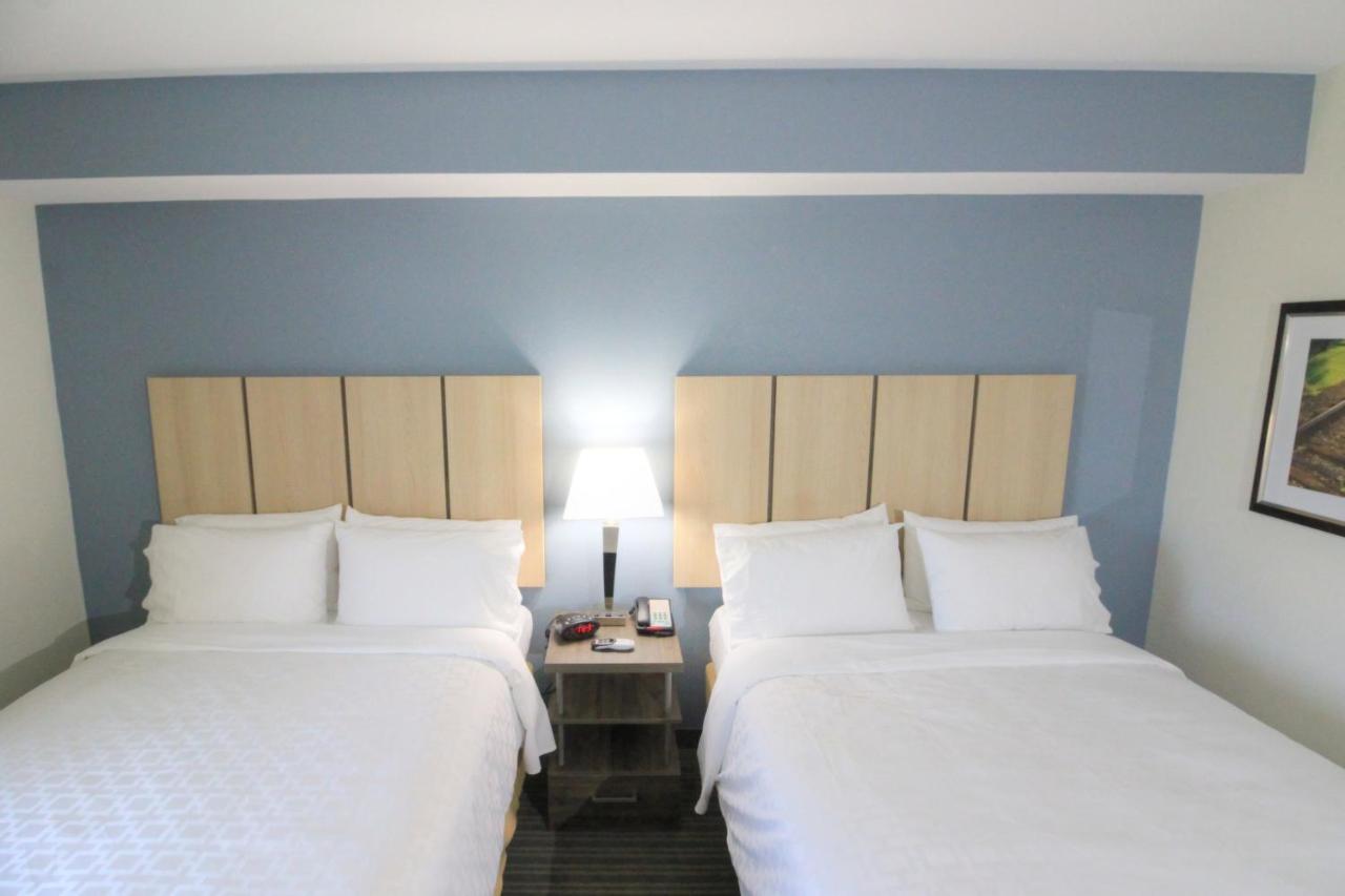 Studio Suite with Two Queen Beds and Hearing Mobility Accessible Tub