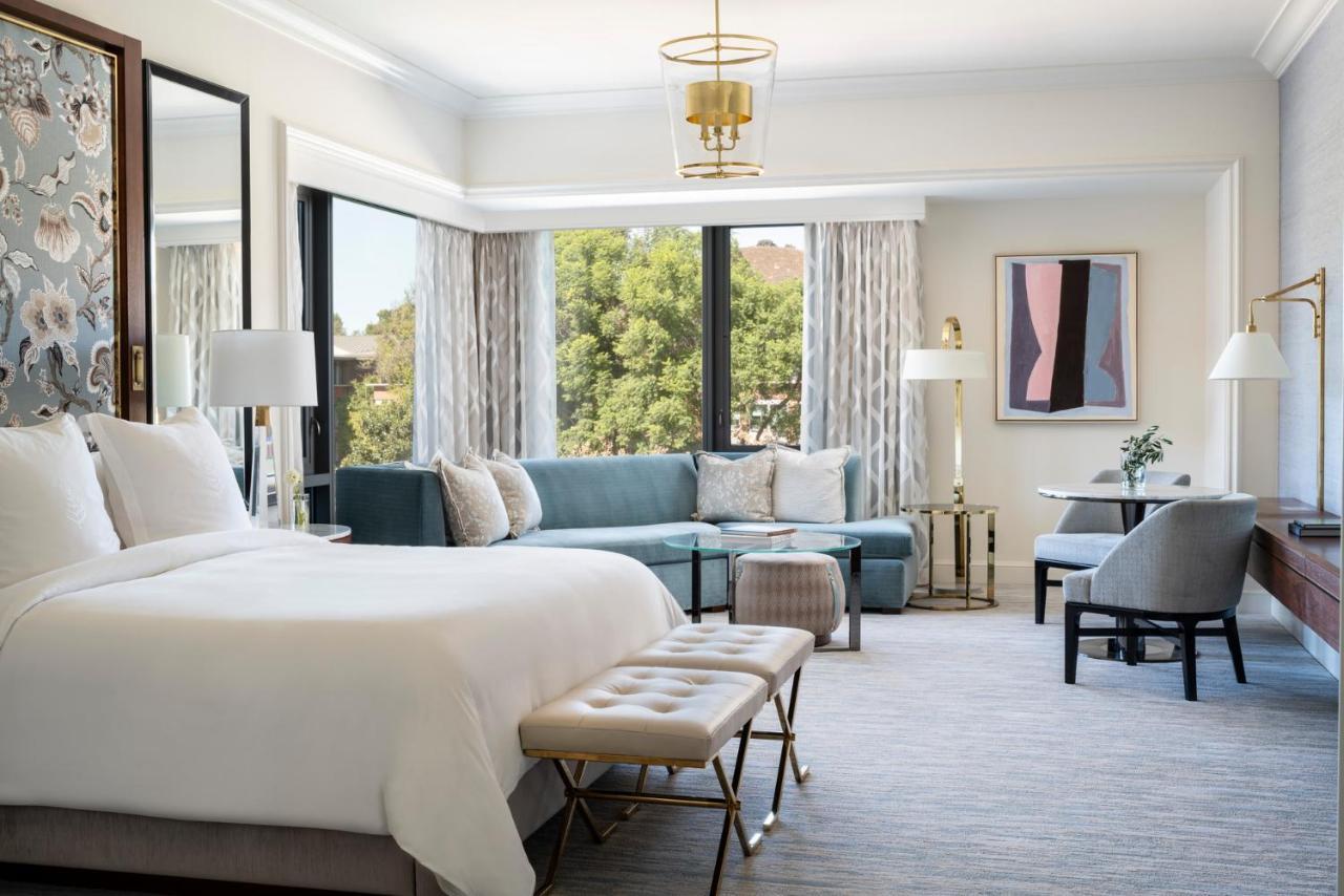 Corner Studio Suite with King Bed