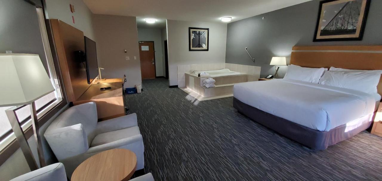 Deluxe King Suite - Non-Smoking
