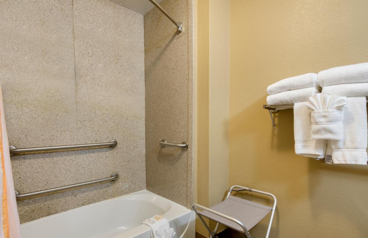 Queen Room with Two Queen Beds and Bath Tub - Mobility Accessible/Non-Smoking