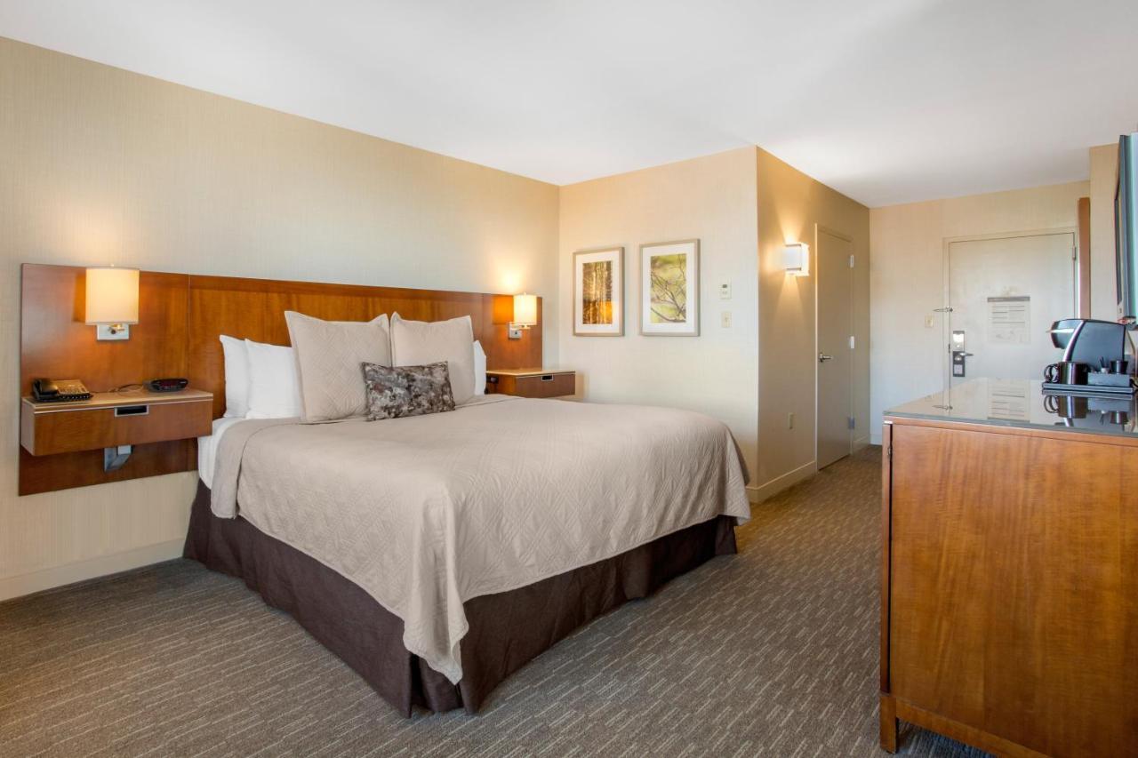 Deluxe Room - 1 King Bed