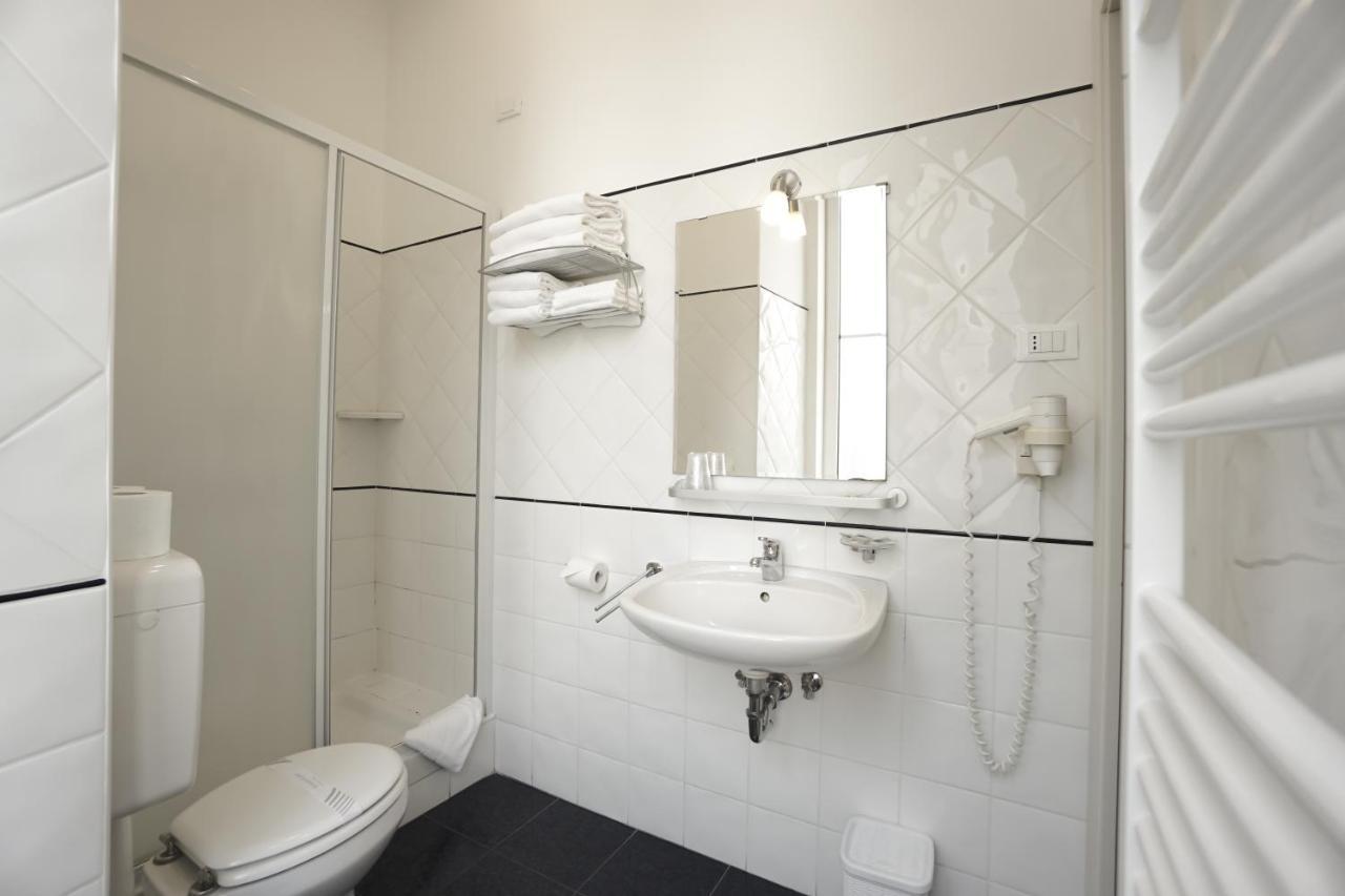Economy Twin Room Private External Bathroom