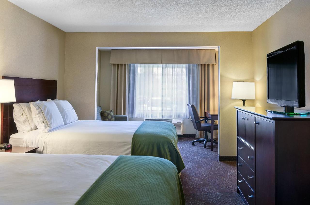Queen Suite with Two Queen Beds