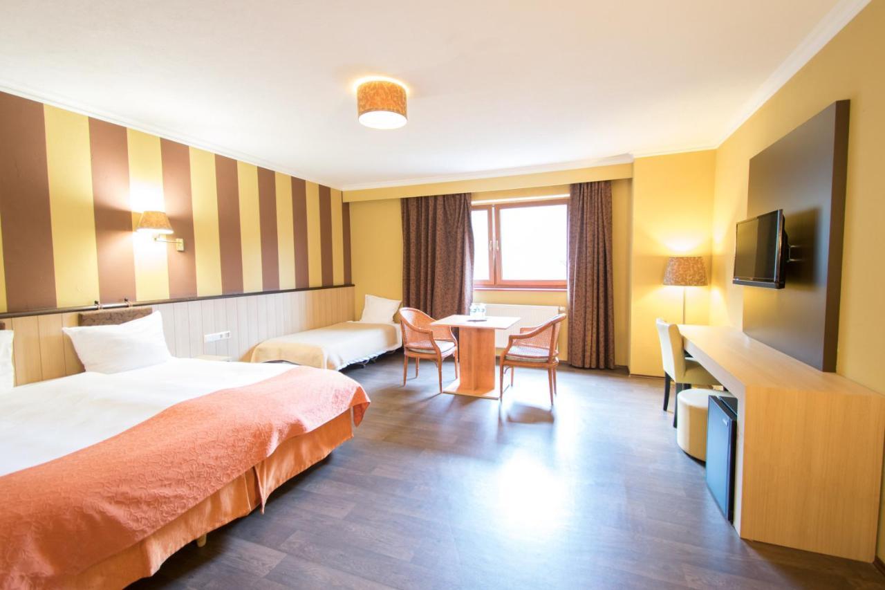 Doppelzimmer mit Whirlpool-Badewanne