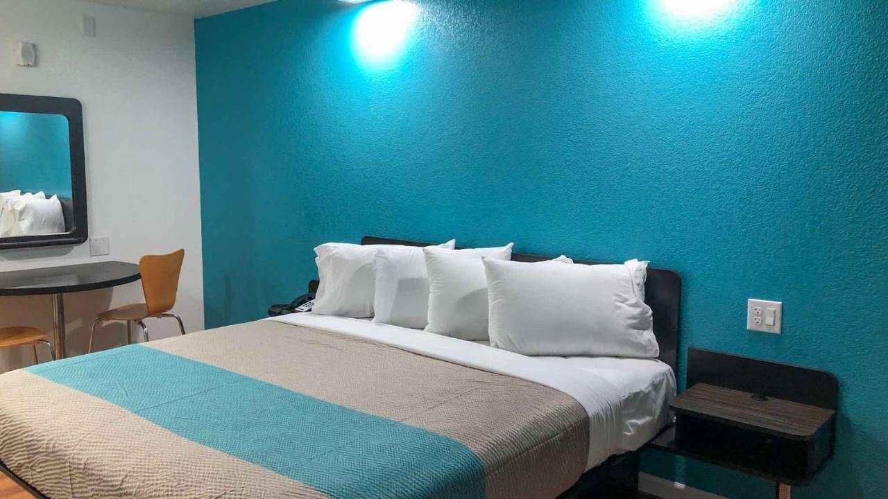 King Room - Non-Smoking