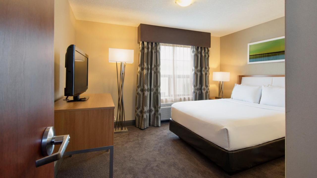 Deluxe Queen Suite