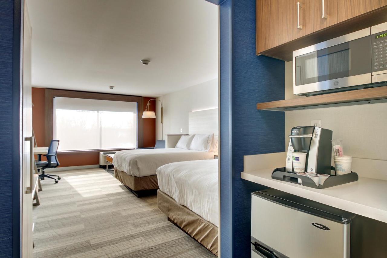 Queen Suite with Two Queen Beds
