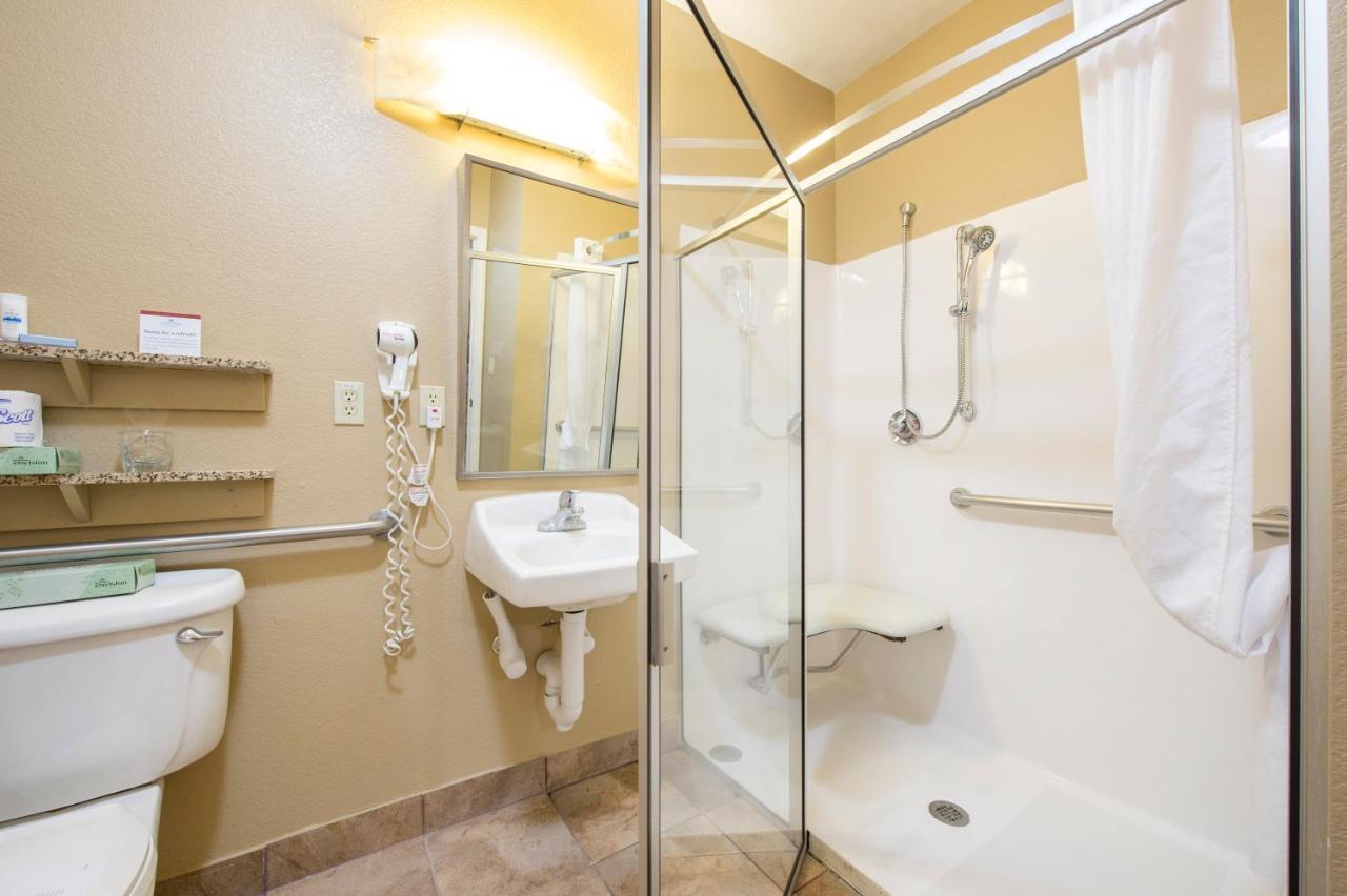 Queen Suite Roll Shower Disability Access or Non-Smoking