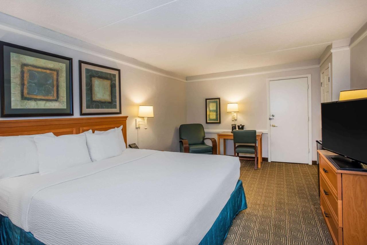 King Room with Bath Tub - Mobility/Hearing Accessible - Non-Smoking