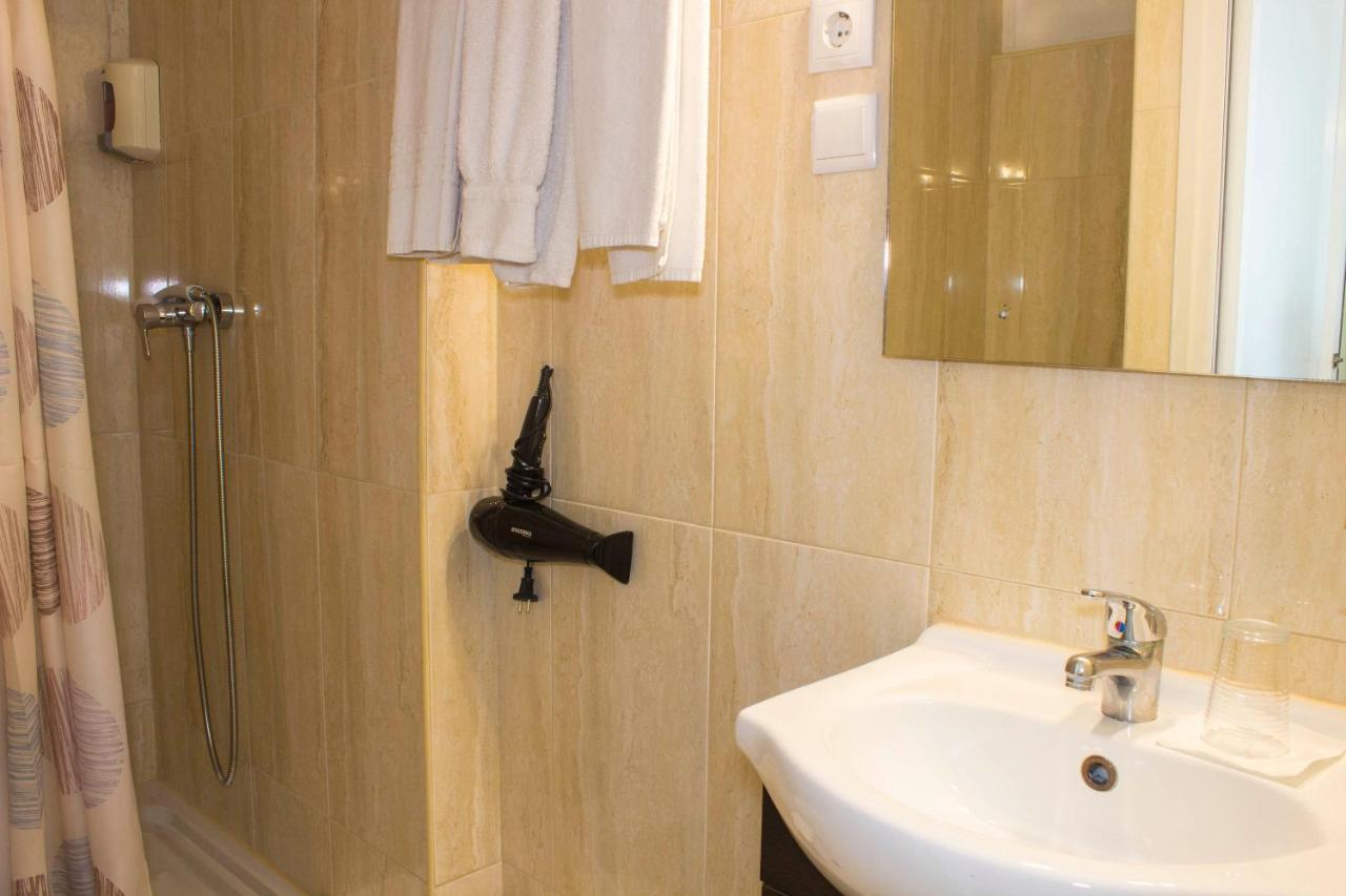 Quarto Triplo com Varanda e Vista Jardim