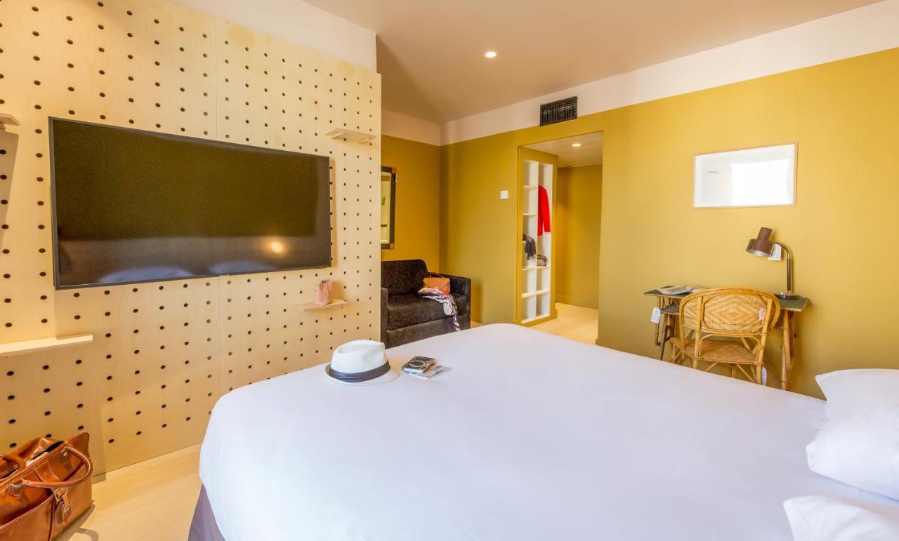 Pop Room a double bed