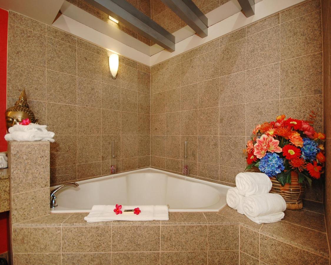 Deluxe Suite Spa Bath
