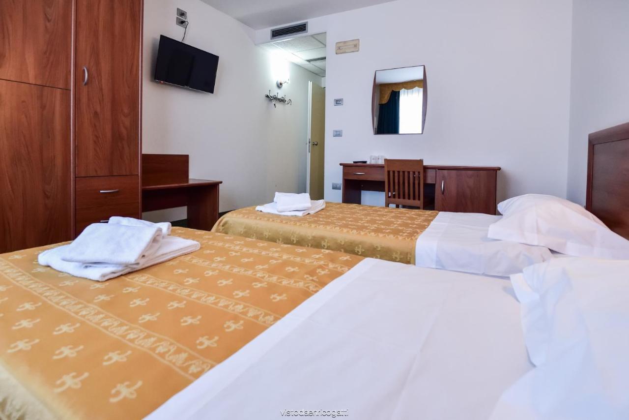 Twin Room,985525336:JPEG