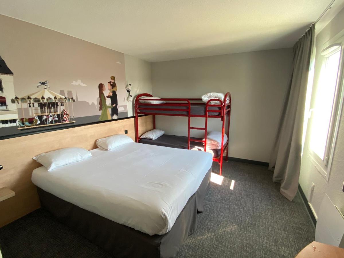 Quadruple Room - 1 Queen Bed 2 Bunk Beds
