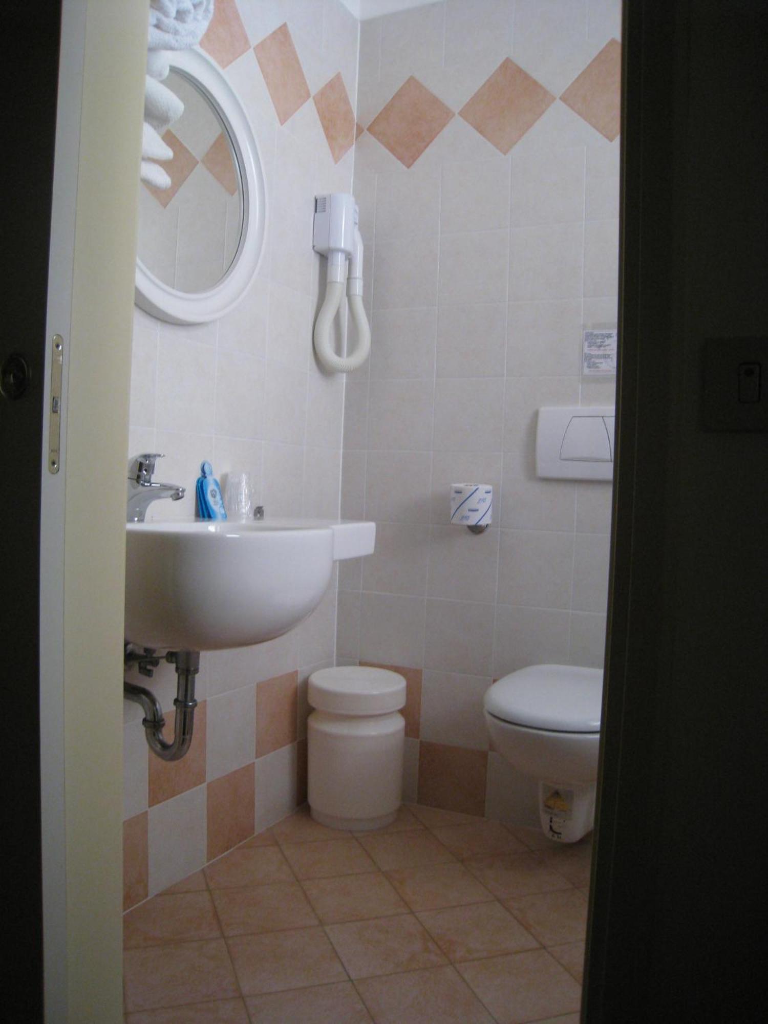 Quadruple Room Sea View,1233051110:JPEG