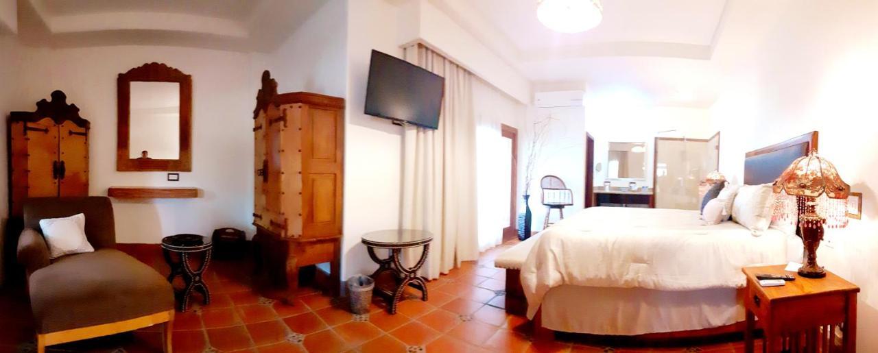 Suite con cama grande y balcón