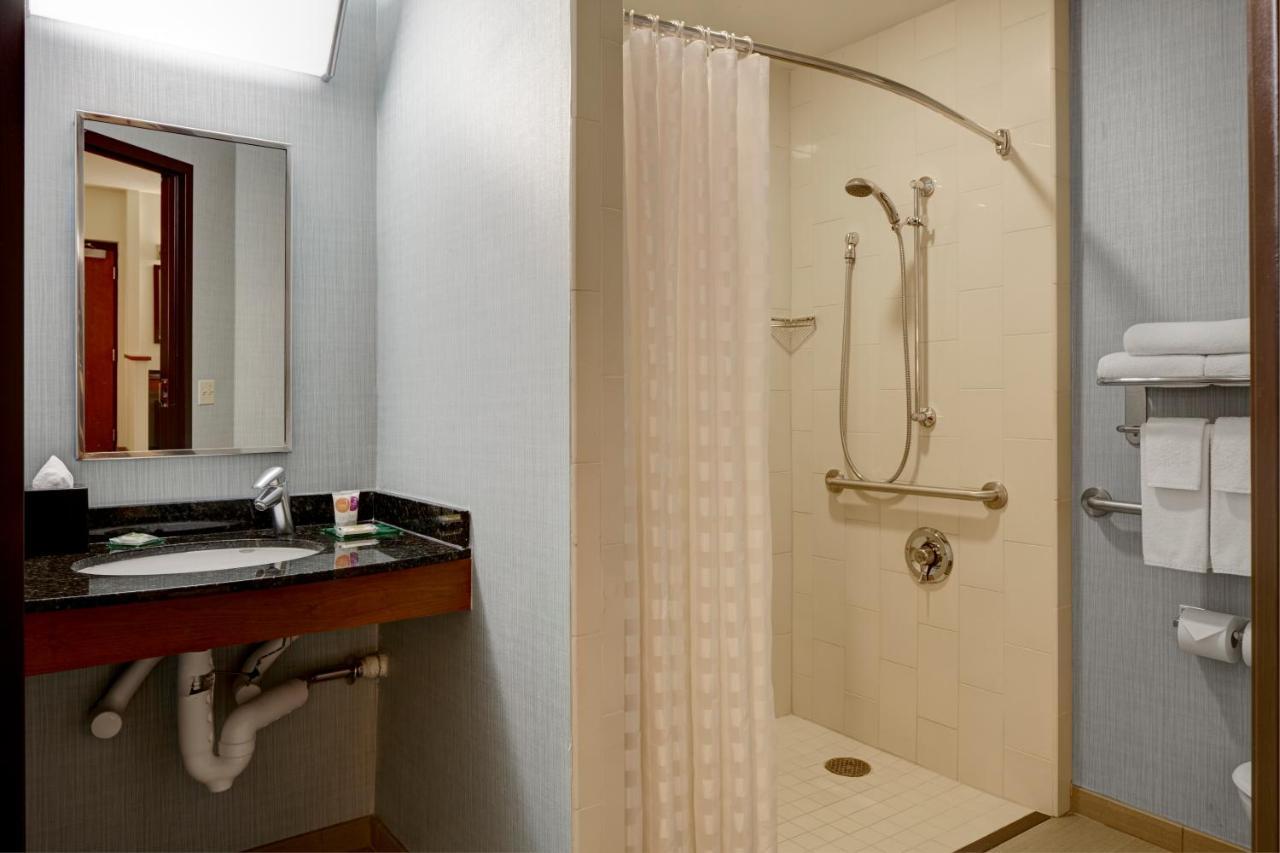 Queen Room Two Queen Beds Roll Shower Disability Access