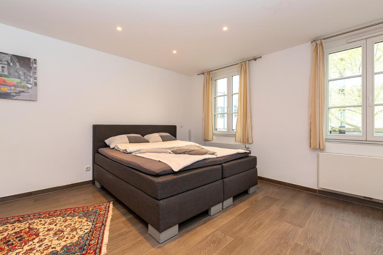 Deluxe One-Bedroom Apartment
