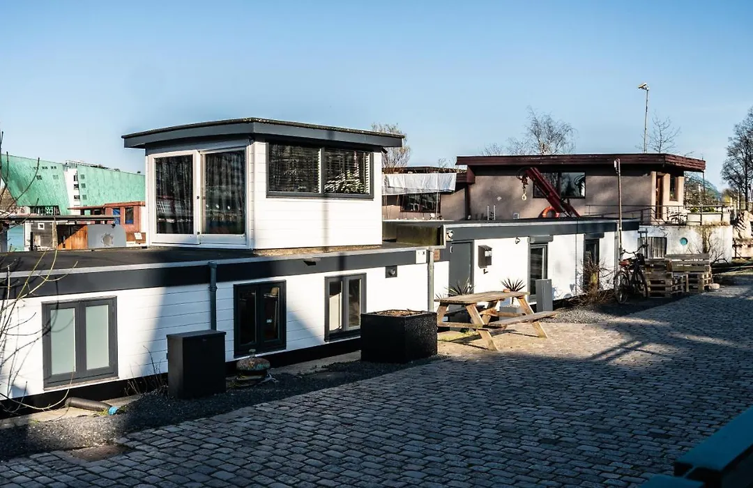 Houseboat-Amsterdam-1