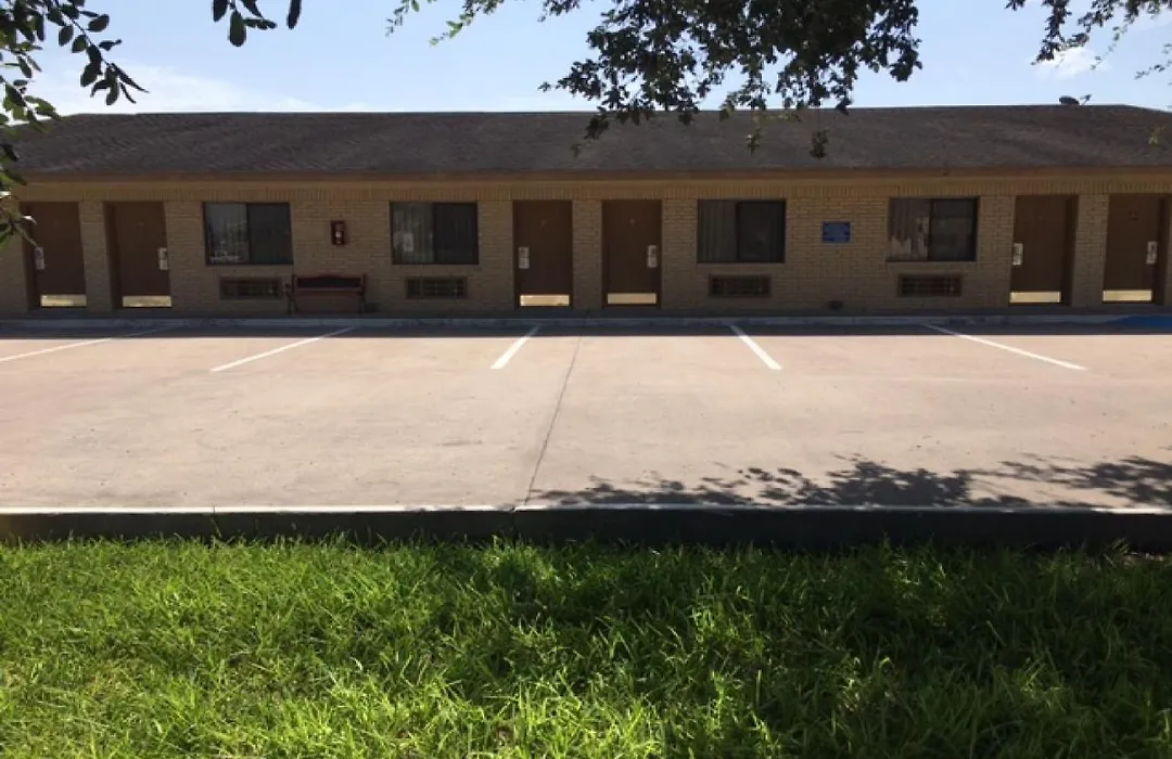 Hebbronville Executive Inn-1