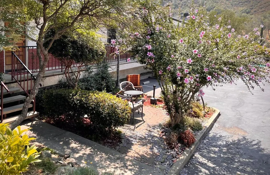 Mariposa Lodge-1