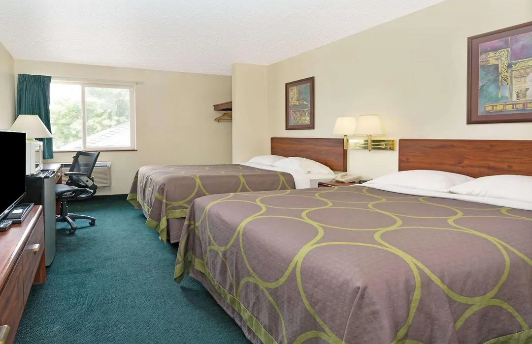 Super 8 By Wyndham Windsor-1