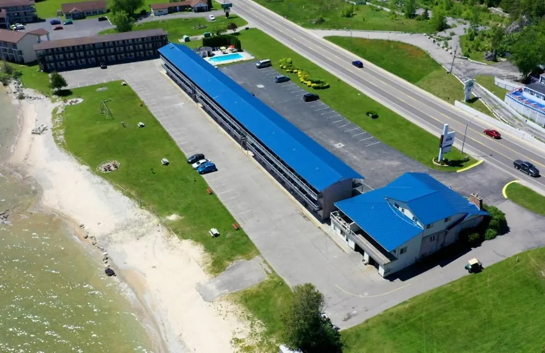 Days Inn & Suites By Wyndham St. Ignace Lakefront-1