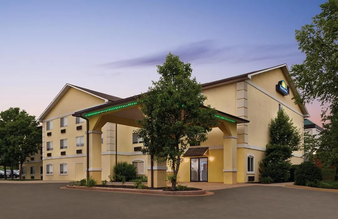 Days Inn By Wyndham Kansas City International Airport-1