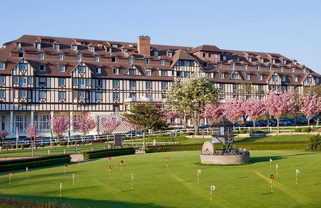 Hôtel Barrière L'Hôtel du Golf-1
