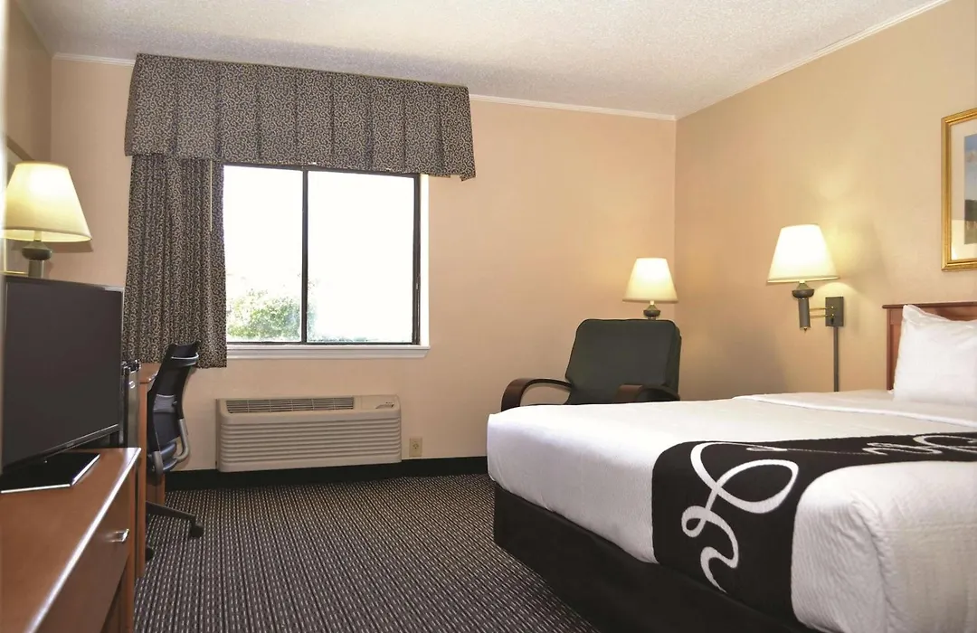 La Quinta By Wyndham Tampa Fairgrounds - Casino-1