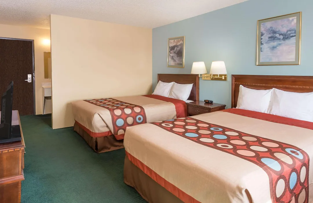Super 8 By Wyndham Woodstock-1