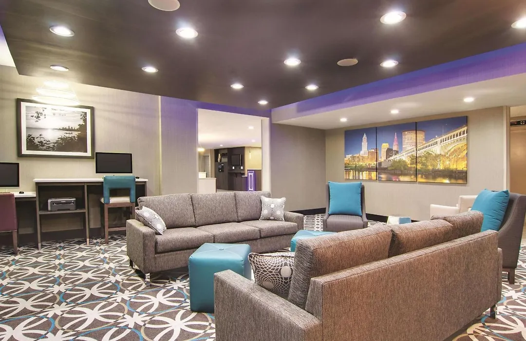 La Quinta Inn & Suites By Wyndham Cleveland Airport West-1