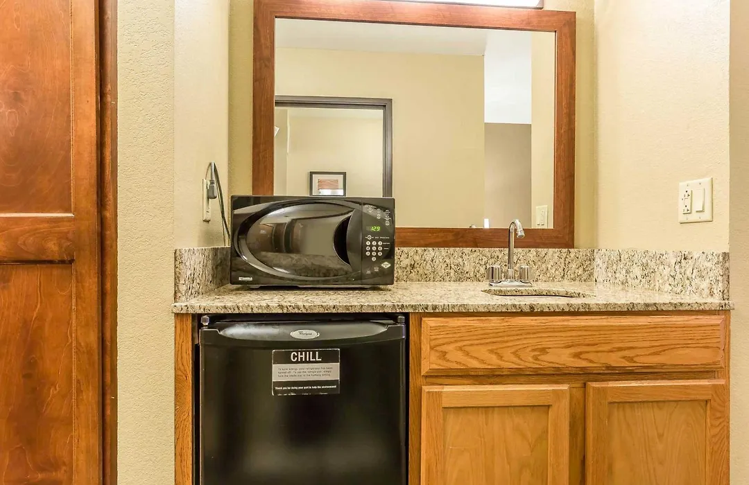 Comfort Inn & Suites East Moline Near I-80-1