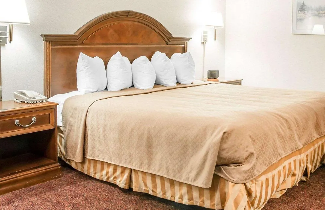 Quality Inn & Suites Mackinaw City Beachfront-1